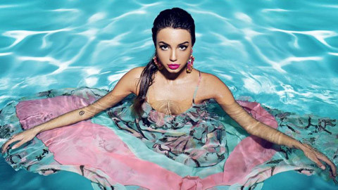 Bạn gái sao Italia so sánh chuyện 'yêu' với... đá luân lưu