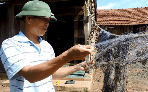 Anh Cảnh chuẩn bị lưới để đi giăng cá lăng. Ảnh: Thiên Thiên