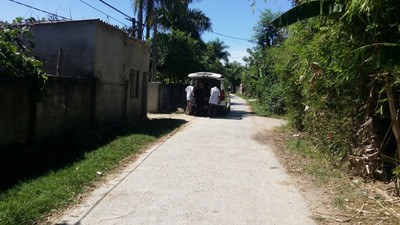 Xe cấp cứu đưa thi thể nạn nhân Hòa về nhà. 