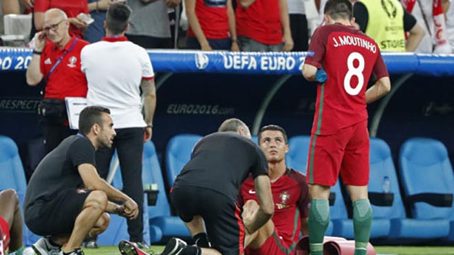 Ronaldo thể hiện tầm ảnh hưởng trong phòng thay đồ đội tuyển Bồ Đào Nha khi thuyết phục Moutinho thay đổi quyết định. Ảnh: Reuters.