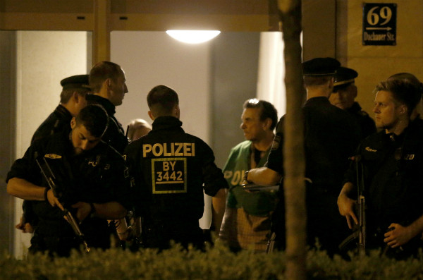 Cảnh sát lục soát một khu chung cư sau vụ xả súng.