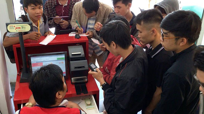 Trước giờ quay thưởng, người chơi vây kín các quầy bán vé số tự chọn. Ảnh: Zen Nguyễn