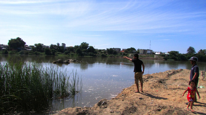 Anh Phạm Thái Thi chỉ nơi mình và các bạn đã vớt các em
