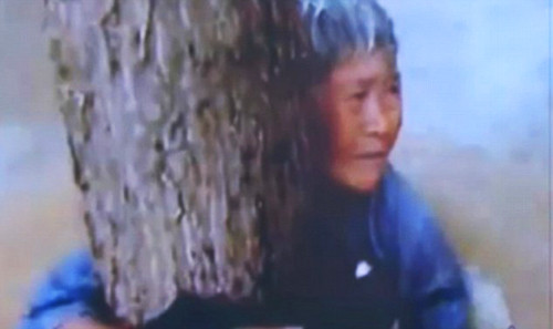 Cụ bà khi được lực lượng cứu hộ tìm thấy.