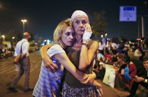 Hai du khách nước ngoài bên ngoài sân bay Ataturk tối 28/6. Ảnh: AP