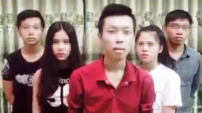 Việc nhóm học sinh, sinh viên này lên mạng xin lỗi về hành động nông nổi của mình là từ ý thức tự giác, không chịu tác động bởi công an. Ảnh cắt từ clip (Xin loi noi xau thi cu Hue)