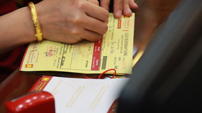 Nhiều người đi mua cả chục cây vàng ngay cả khi giá đang lên rất cao và chênh lệch mua bán giãn tới 2 triệu đồng. Ảnh: Anh Tú/vnExpress