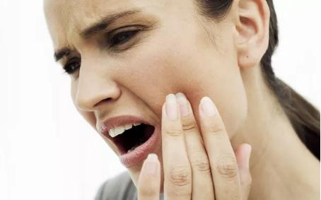 Viêm nha chu là giai đoạn nặng của bệnh viêm lợi, thường gặp ở tuổi trung niên