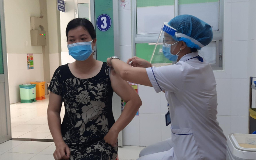 Nhân viên y tế tiêm vắc xin ngừa COVID-19 cho người dân TPHCM