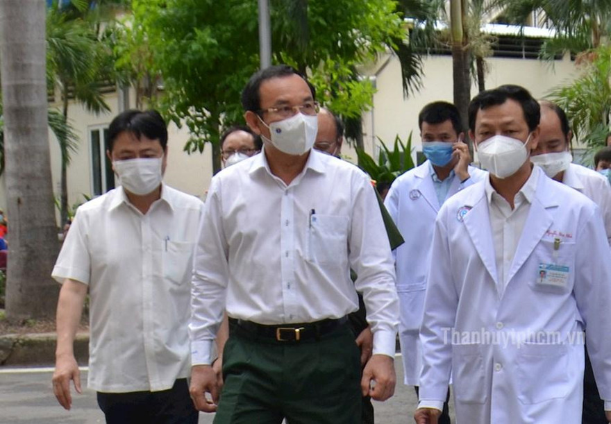 Bí thư Thành ủy TPHCM thăm chiến sỹ Công an mắc COVID-19