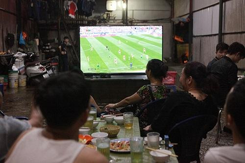 Đang giãn cách xã hội, nhiều nơi ở TPHCM vẫn tụ tập ăn uống