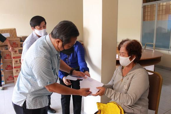 Hỗ trợ khó khăn cho hơn nửa triệu xe ôm, bảo mẫu, bán vé số… ở TPHCM