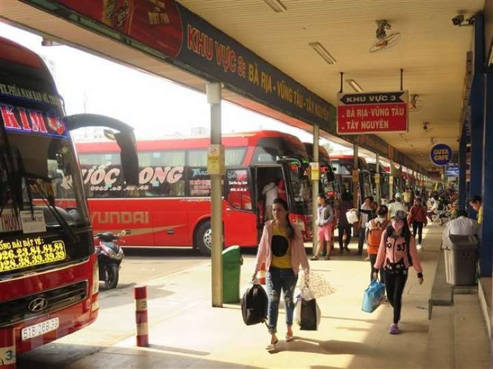 Bến xe Miền Đông vắng hoe, sân bay ken cứng người chiều mùng 5 Tết
