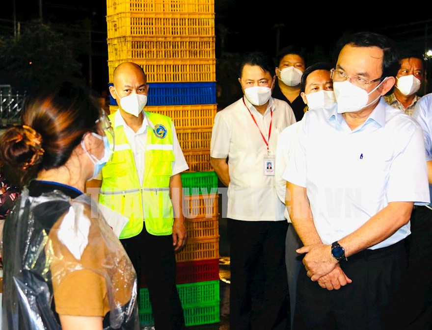 Bí thư Nguyễn Văn Nên kiểm tra công tác phòng dịch chợ đầu mối Bình Điền