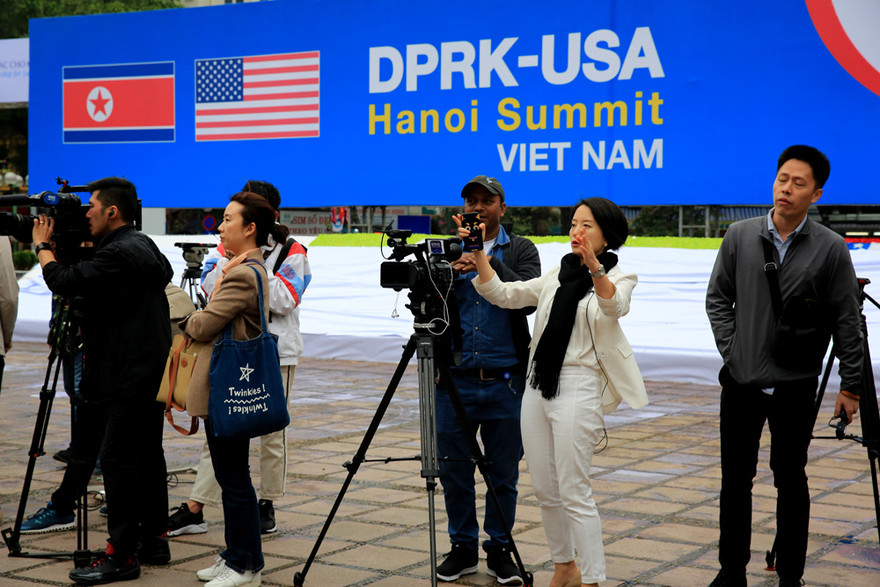 Phóng viên Quốc Tế tác nghiệp ngay tại Trung Tâm IMC