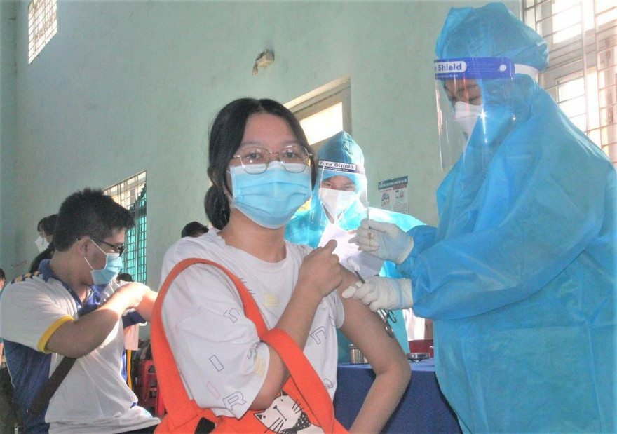 Gần 100% học sinh THPT ở Bình Dương được tiêm vắc xin mũi 1