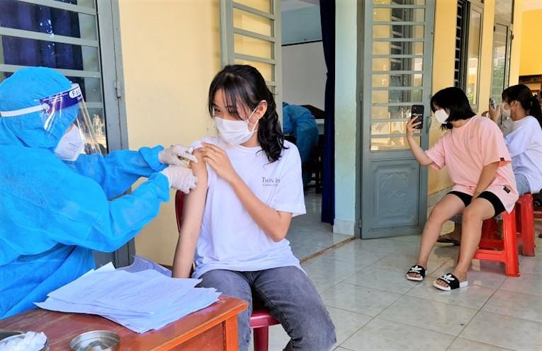 Lần đầu tiên trẻ em vùng biên giới được tiêm vắc xin phòng COVID-19