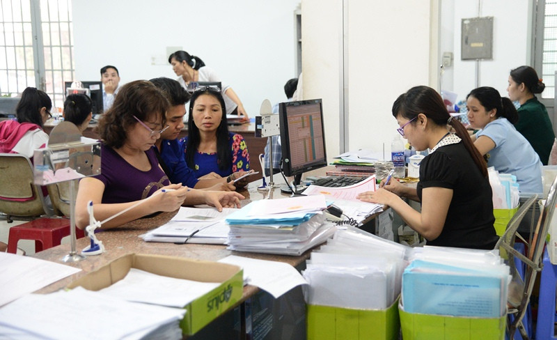 Người dân làm thủ tục cấp giấy chứng nhận tại huyện Hóc Môn (TPHCM) 