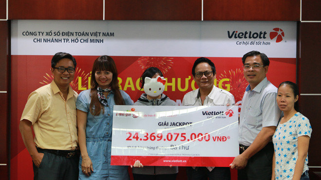 Chị Thư, nhân viên văn phòng làm việc tại Thành phố Biên Hòa (Đồng Nai) nhận giải độc đắc của Vietlott.