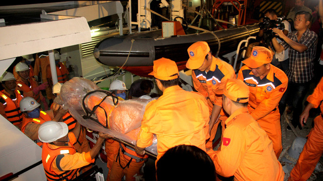 Thi thể đại phó Lương Văn Quỳnh được đưa vào bờ vào tối ngày 30/3. Ảnh: Đ.Thanh