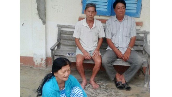 Bà Huê với những người hàng xóm được công an xã trả lại tiền. Ảnh: Khoa Nghĩa.