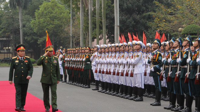 Đại tướng Ngô Xuân Lịch và Thống tướng Min Aung Hlaing duyệt Đội danh dự QĐND Việt Nam tại lễ đón, sáng 6/3
