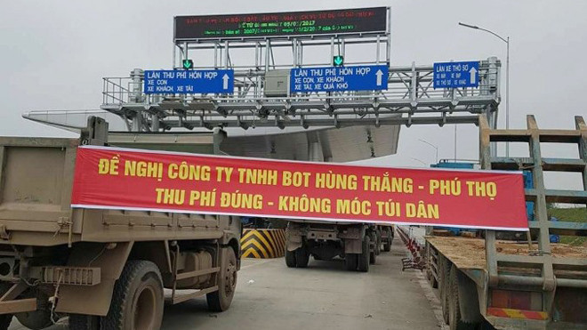 Các chủ phương tiện căng băng rôn phản ứng thu phi tại trạm BOT Tam Nông