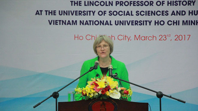 Giáo sư Drew Gilpin Faust, Hiệu trưởng đại học Harvard thuyết trình trước gần 1.000 sinh viên của trường Đại học Khoa học Xã hội và Nhân văn TPHCM