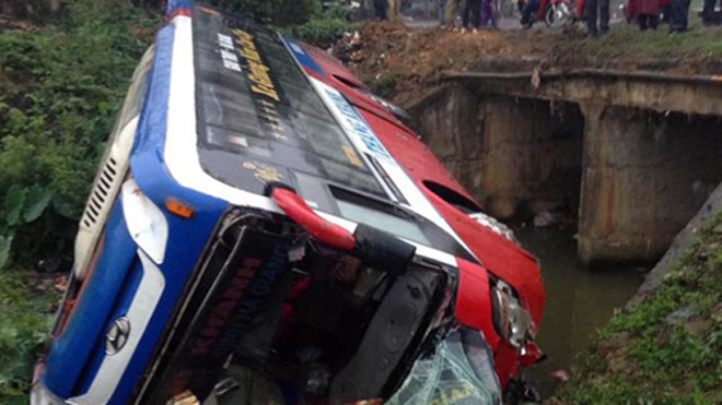 Chiếc xe bị lật dưới mương nước, hơn 20 hành khách thoát nạn. Ảnh: Nguyễn Toàn