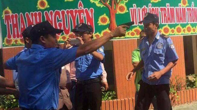 Người đàn ông rút súng ra hăm dọa ngay giữa sân trường. Ảnh: NVCC.