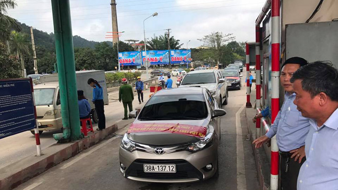 Vì sao người dân tiếp tục mang ô tô 'chặn' cầu Bến Thủy?