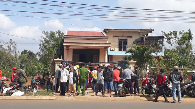 Người dân có mặt tại ngôi nhà chị Trang bị sát hại
