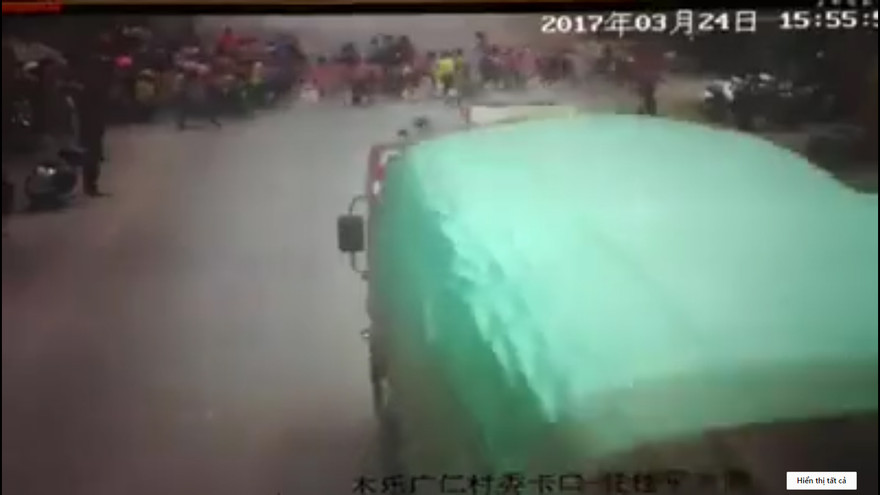 Xe tải lao xuyên qua nhóm học sinh tiểu học sang đường