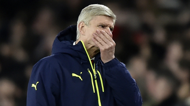 HLV Wenger cho thấy sự cạn kiệt ý tưởng và động lực thúc đẩy học trò sau hai trận thua Bayern. Ảnh: Reuters.