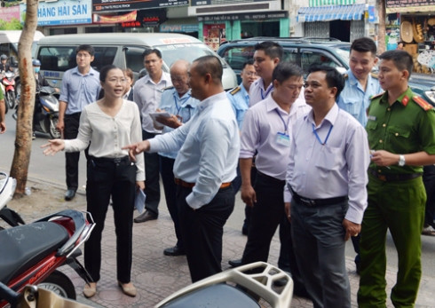 Tin nóng 24H: Nhiều lãnh đạo quận ở TPHCM đi đòi vỉa hè