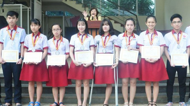 Hà Vi (chống nạng) đoạt huy chương bạc môn Địa lý. Ảnh: Nhân vật cung cấp.