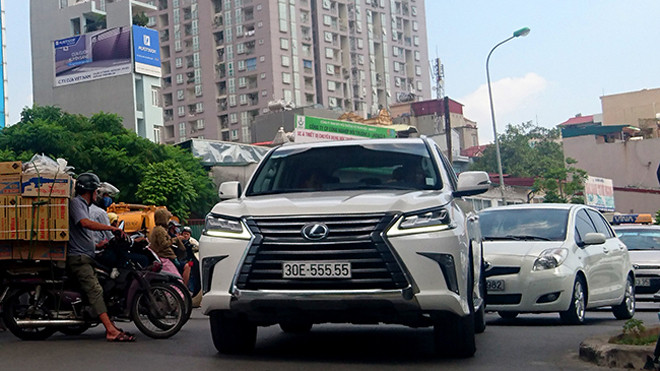 Lexus LX 570 năm 2016 có giá 6,5 tỷ đồng với biển số ngũ quý 5.