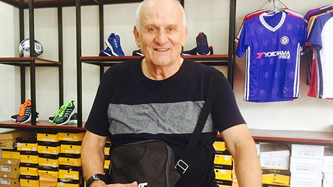 HLV Petrovic nói đùa ông mê bóng đá đến độ nếu mổ đầu ra cũng chỉ thấy toàn bóng đá. 