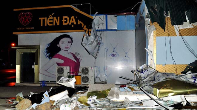 Cưỡng chế phá dỡ cửa hàng 'chỉ bán cho người Trung Quốc'