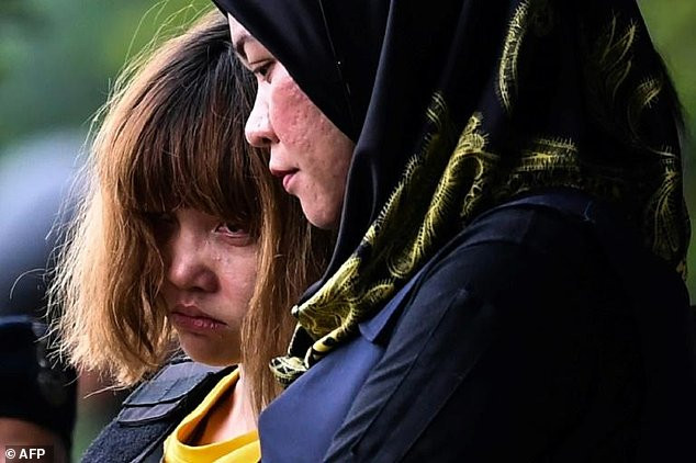 Nghi phạm Đoàn Thị Hương bị áp giải rời tòa hôm 1/3. (Ảnh: AFP)