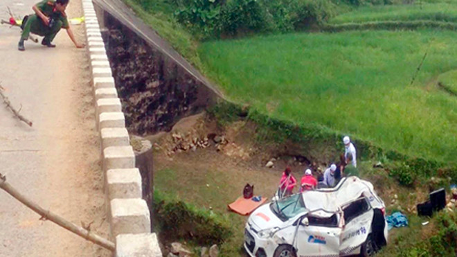 Hiện trường taxi lao khỏi cầu. Ảnh: Long Vương.