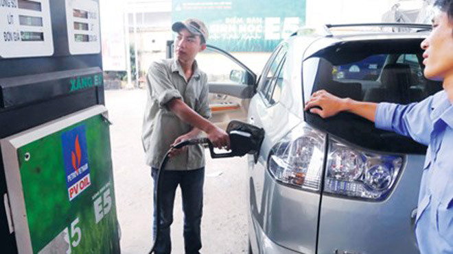 Theo đại diện nhiều doanh nghiệp xăng dầu đầu mối, cần nhiều cơ chế hơn nữa mới khuyến khích doanh nghiệp và người dân sử dụng xăng E5. Ảnh: Hồng Vĩnh.