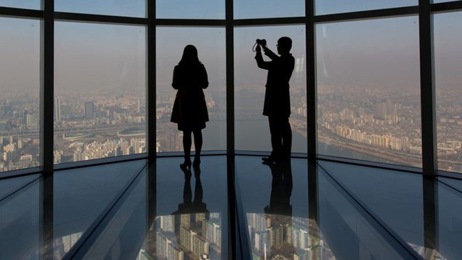 Tầng quan sát tại Lotte. Ảnh: Bloomberg.