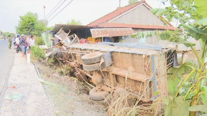 Hãi hùng xe tải nổ lốp đâm vào nhà dân lúc tinh mơ