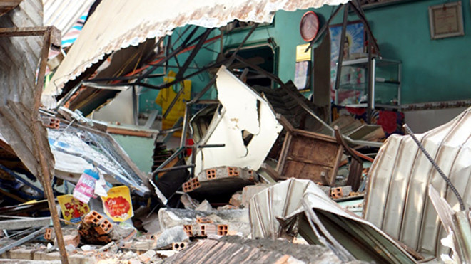 Cửa hàng điện thoại bị tông sập. Ảnh: Nguyệt Triều.