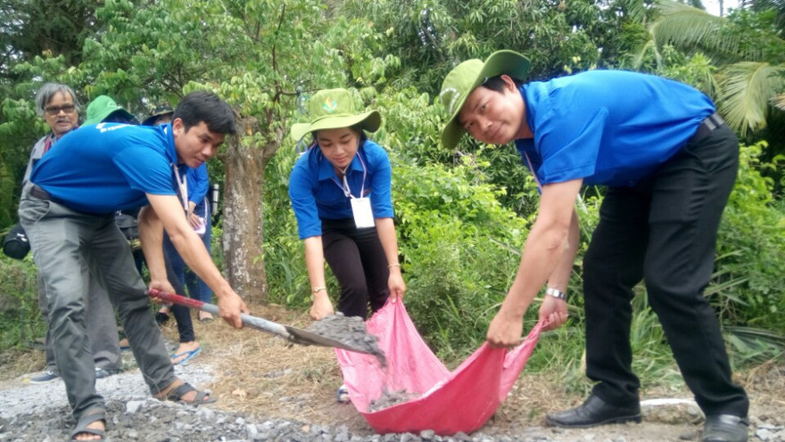 Đoàn viên thanh niên khuân đá làm đường giao thông nông thôn