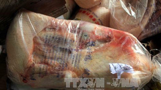 Cẩn trọng với thịt gà đông lạnh nhập khẩu giá rẻ. Ảnh: Quốc Đạt/TTXVN 
