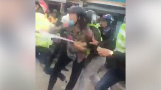 Người phụ nữ đứng ra can ngăn nhưng không thể vì nhóm thanh niên khá đông. Ảnh: Chụp màn hình