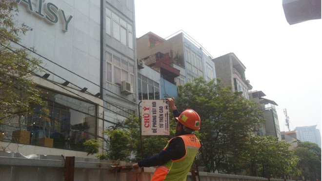 Ban Quản lý dự án đường sắt cho tháo các tầm biển gây sợ hãi ngay trong sáng 28/3.