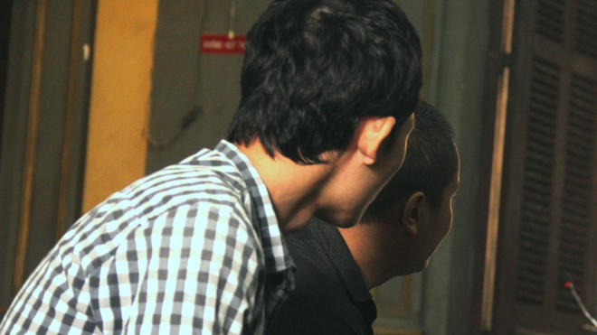 Hai bị cáo tại phiên tòa ngày 6/3. Ảnh: Tân Châu